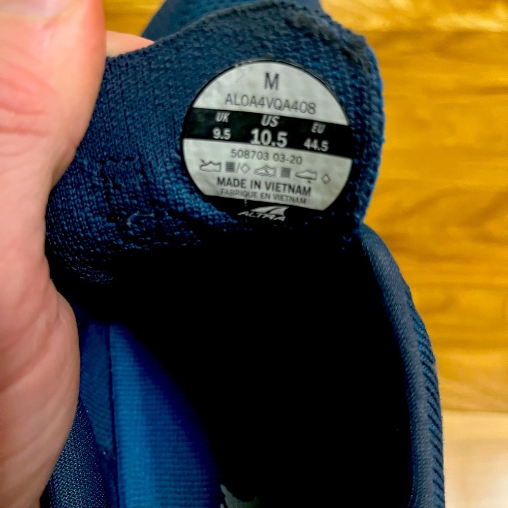 Altra escalante’s men’s size 10.5 navy blue